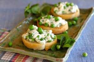 ricotta pea crostini