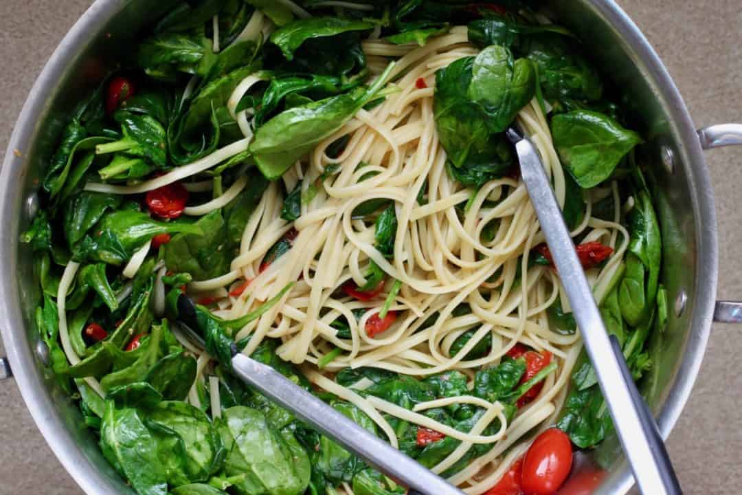 spaghetti with spinach and tomatoes