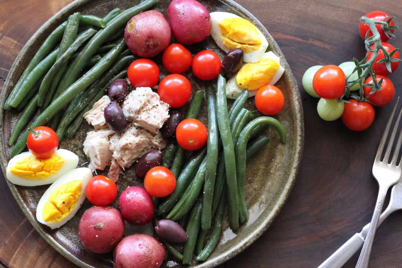 plate of tuna, green beans, potatoes